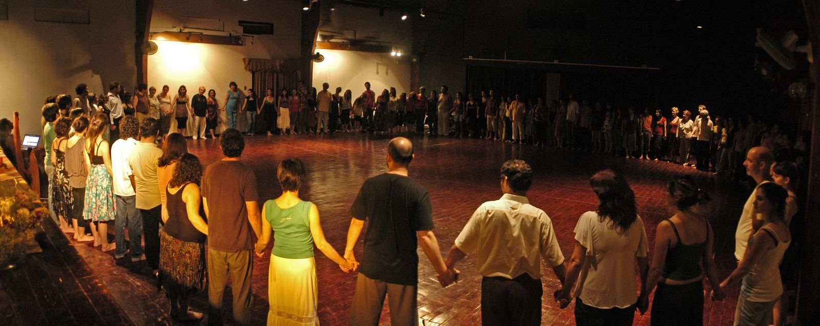 Círculo de inicio de una sesión de Biodanza
